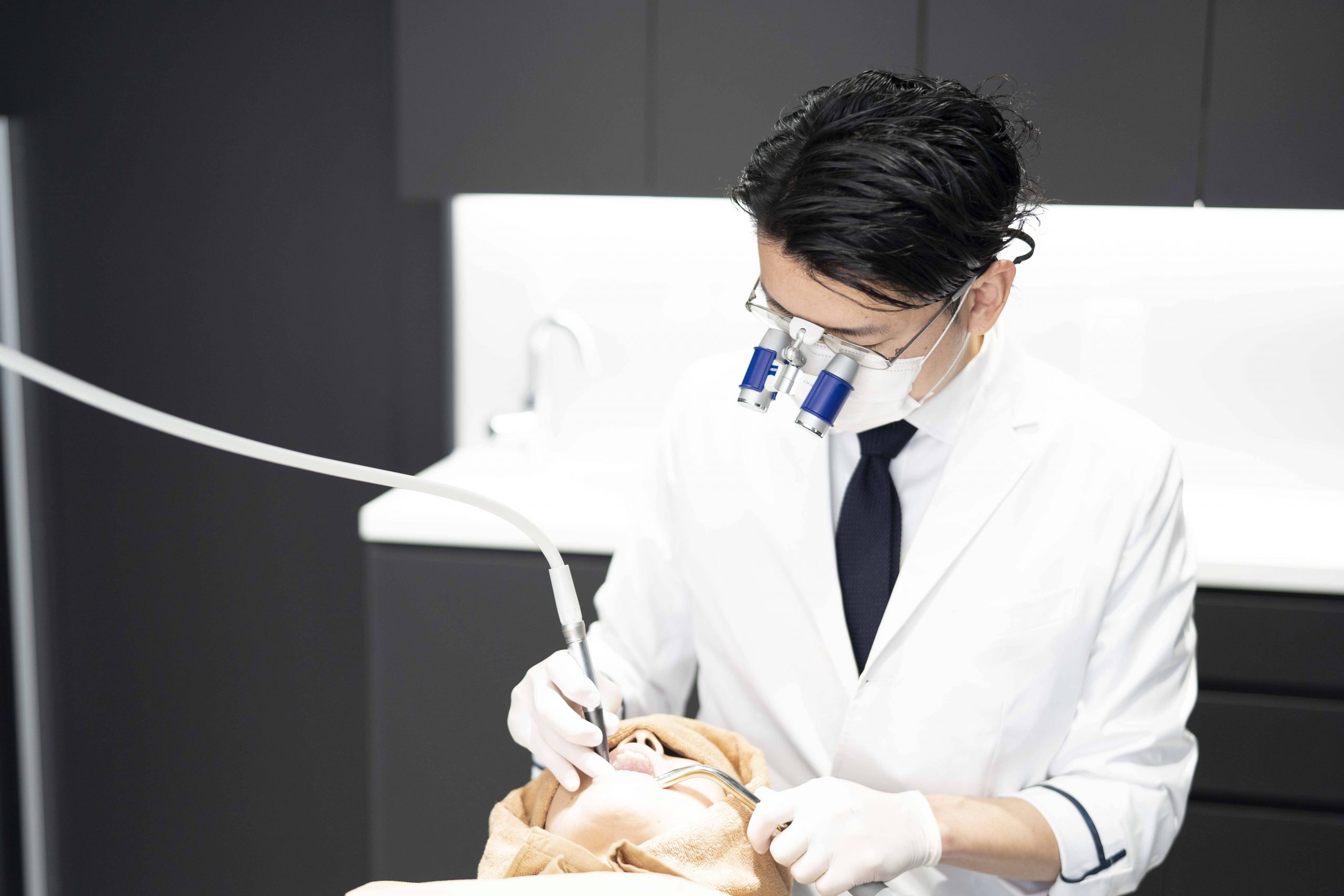 歯茎の黒ずみを改善するには？効果が期待できる代表的な治療法を紹介