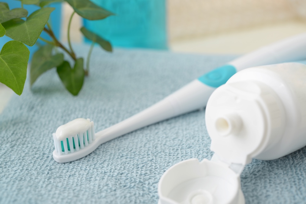 ホワイトニングで歯がしみたときの対処法と自宅ケア