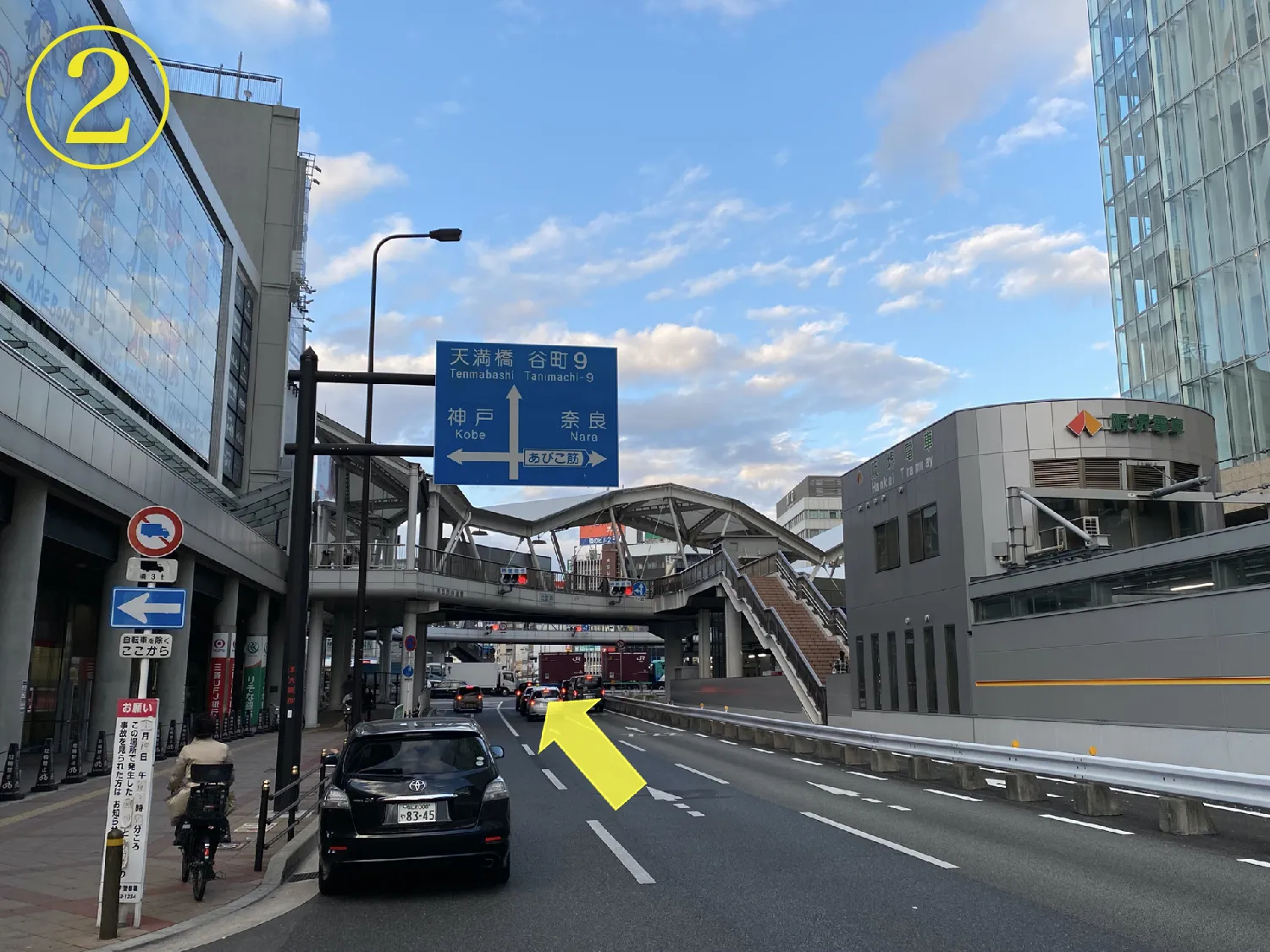 あびこ筋を越えてさらに直進してください。