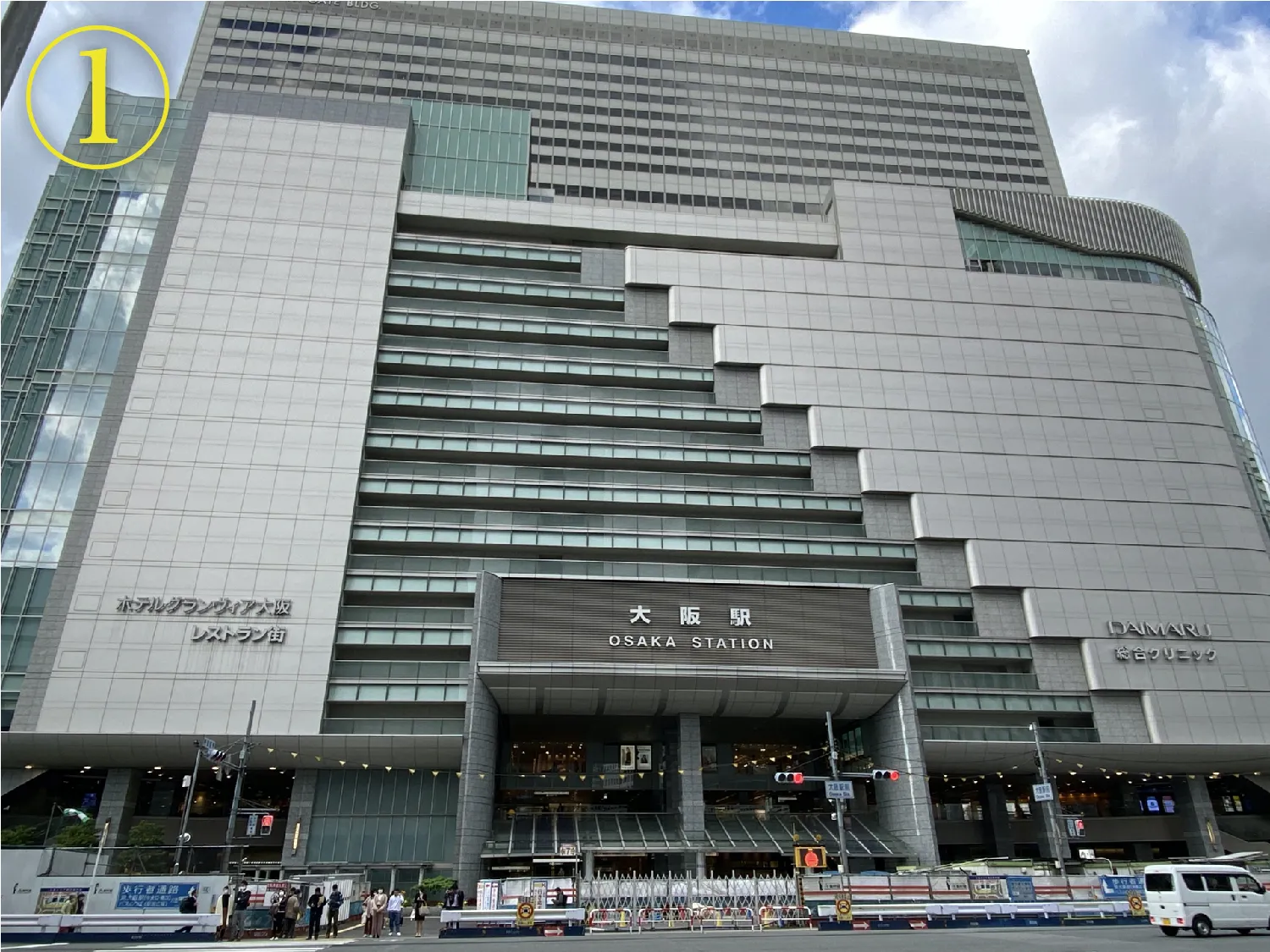 梅田大丸より東方面に進んでください。