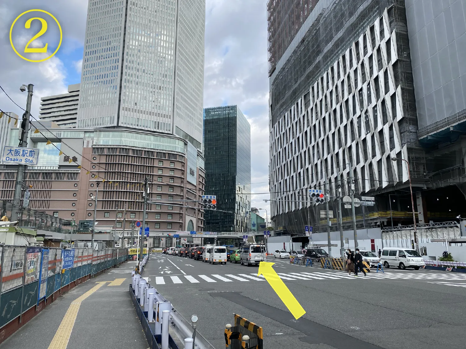 阪急デパート方面に進んでください