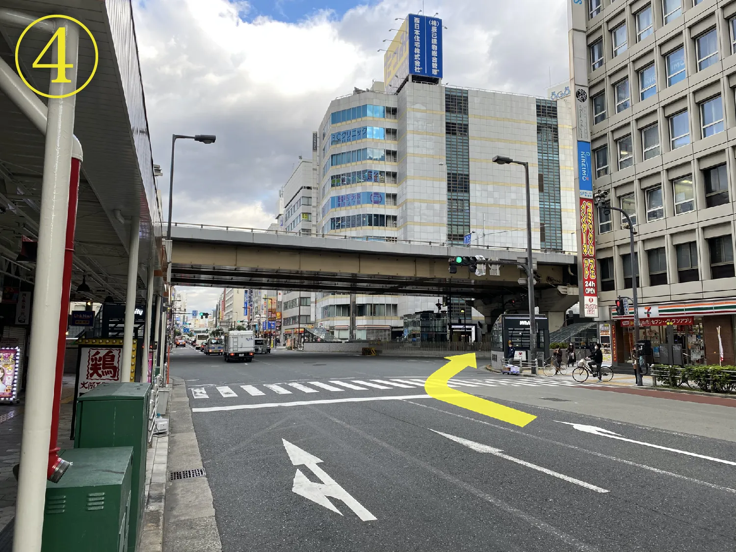 新御堂を右折してください。