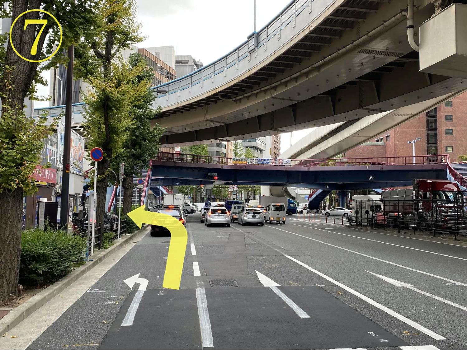 １号線（曽根崎通り）を左折してください。