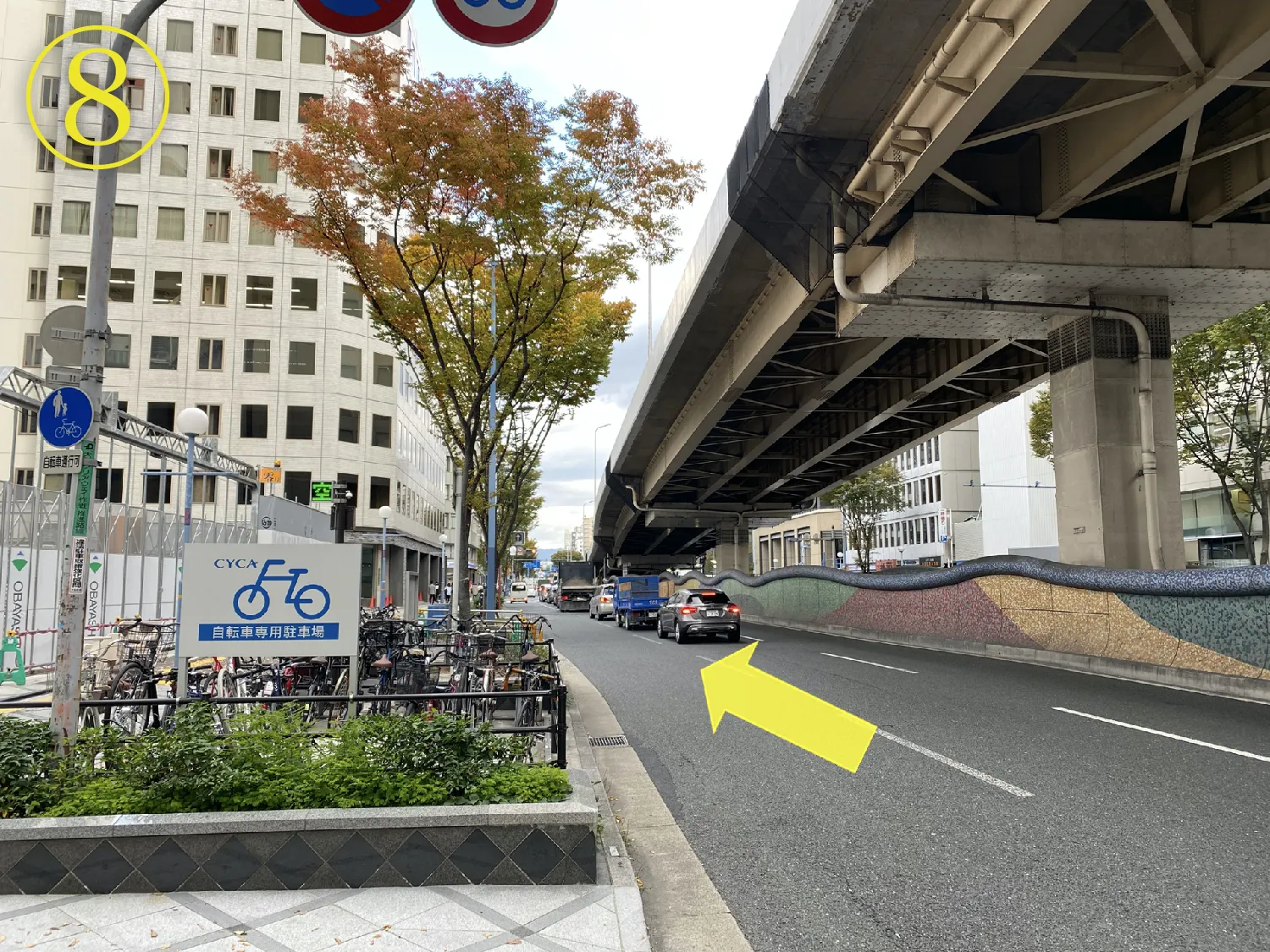 曽根崎通りを東へ直進してください。