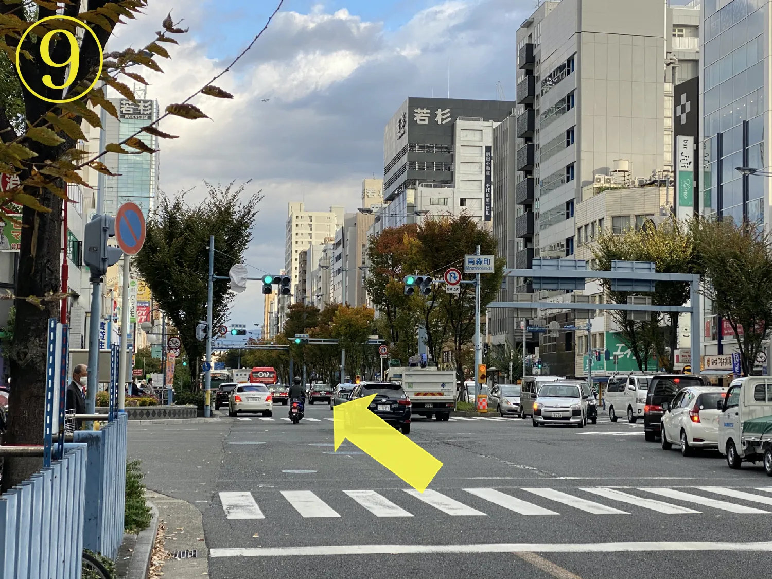 南森町を越えてさらに直進してください。