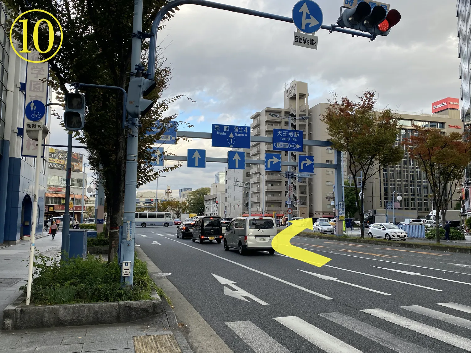 天満橋筋を右折してください。