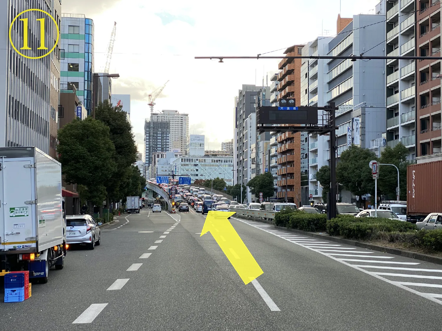 天満橋の上を通行してください。