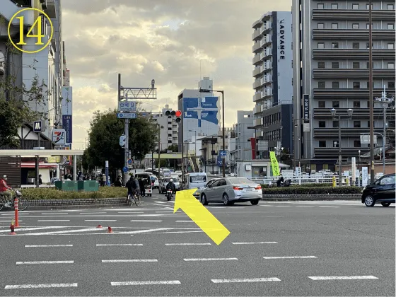 谷町９丁目も越えて直進してください。