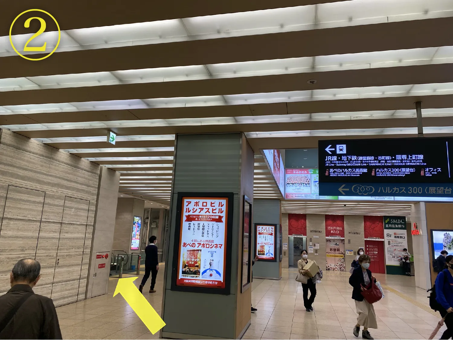 改札を出て右の方向に進み、すぐのエスカレーターで下に降りてください。