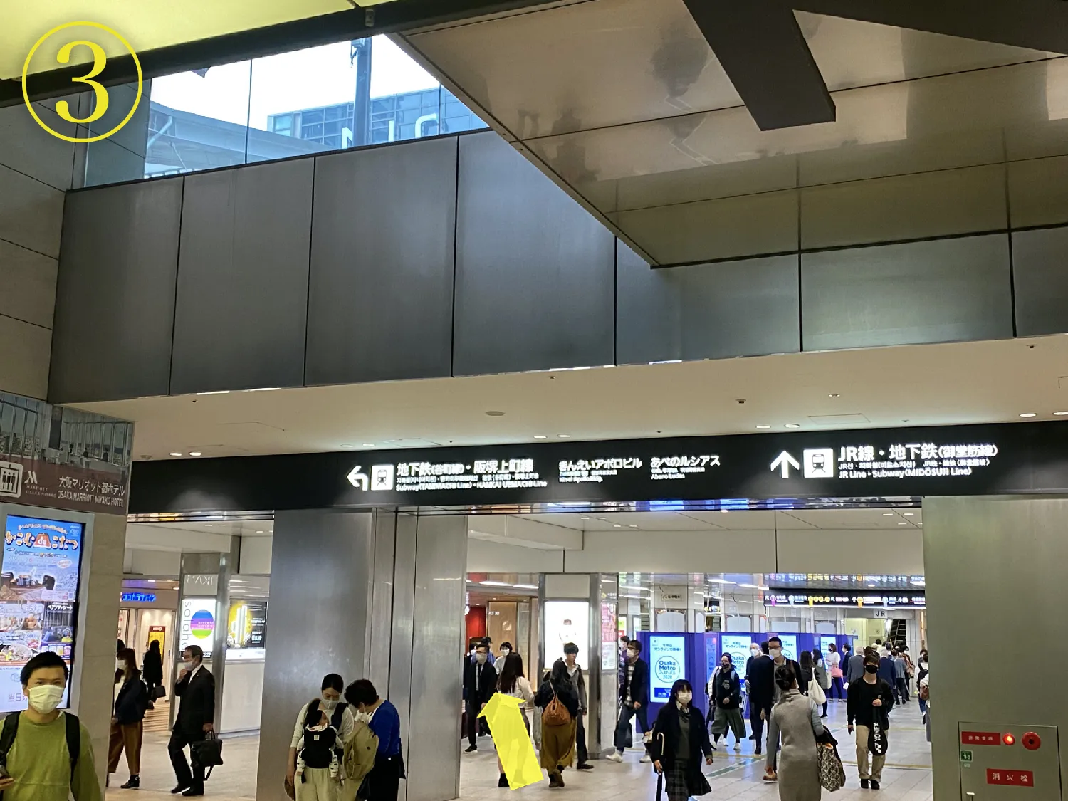 降りたら右方向に進んでください。