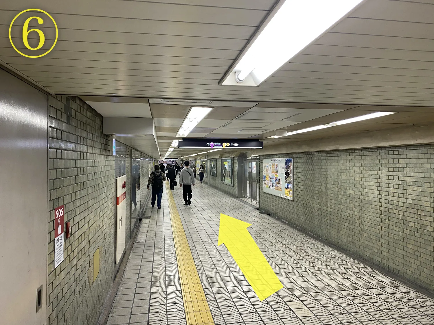連絡通路を直進してください。