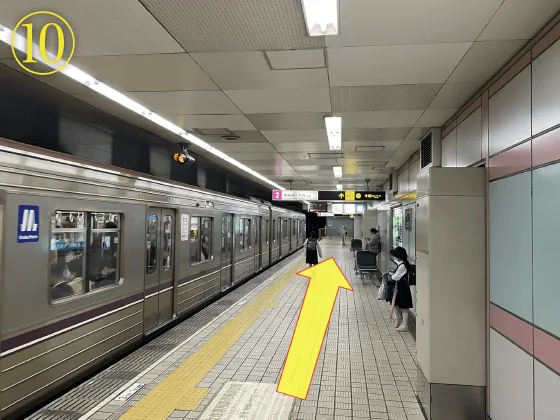 一番後方車両の進行方向とは逆の一番後ろの改札から出てください。