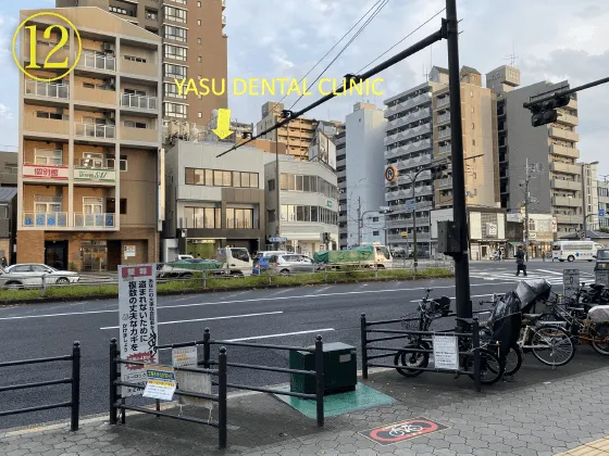 こちらの建物です。お疲れ様でした。（気を付けて横断歩道をお渡りください）