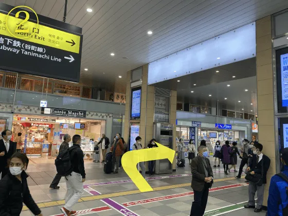 改札を出て右の方向に進んでください。