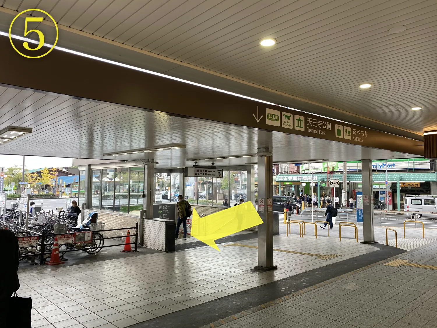 こちらの階段を降りてください。