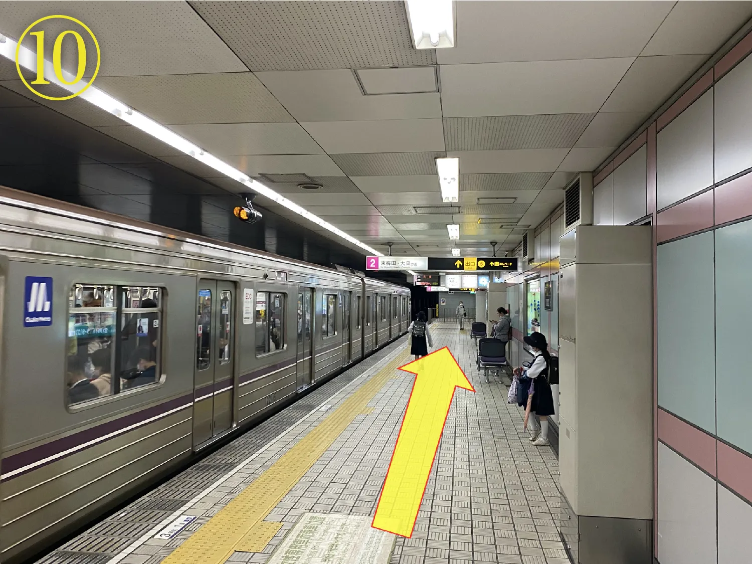 一番後方車両の進行方向とは逆の一番後ろの改札から出てください。