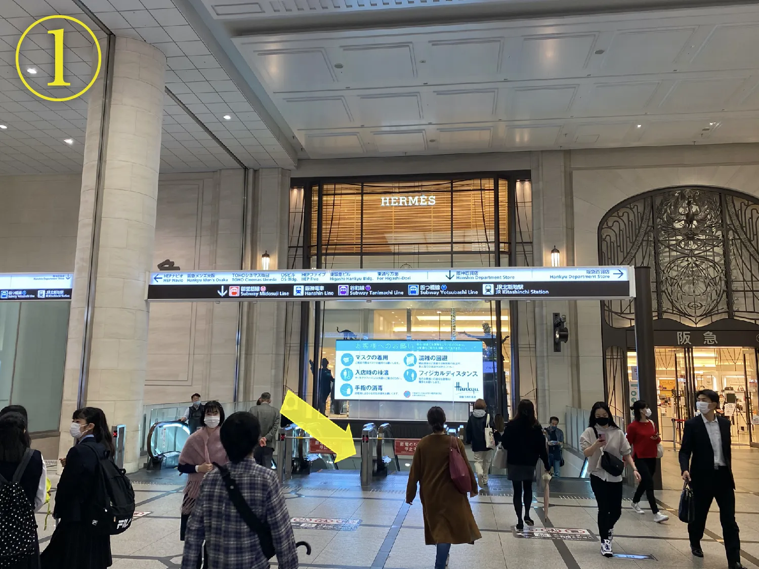 阪急３２番街の通りを下に降りてください。