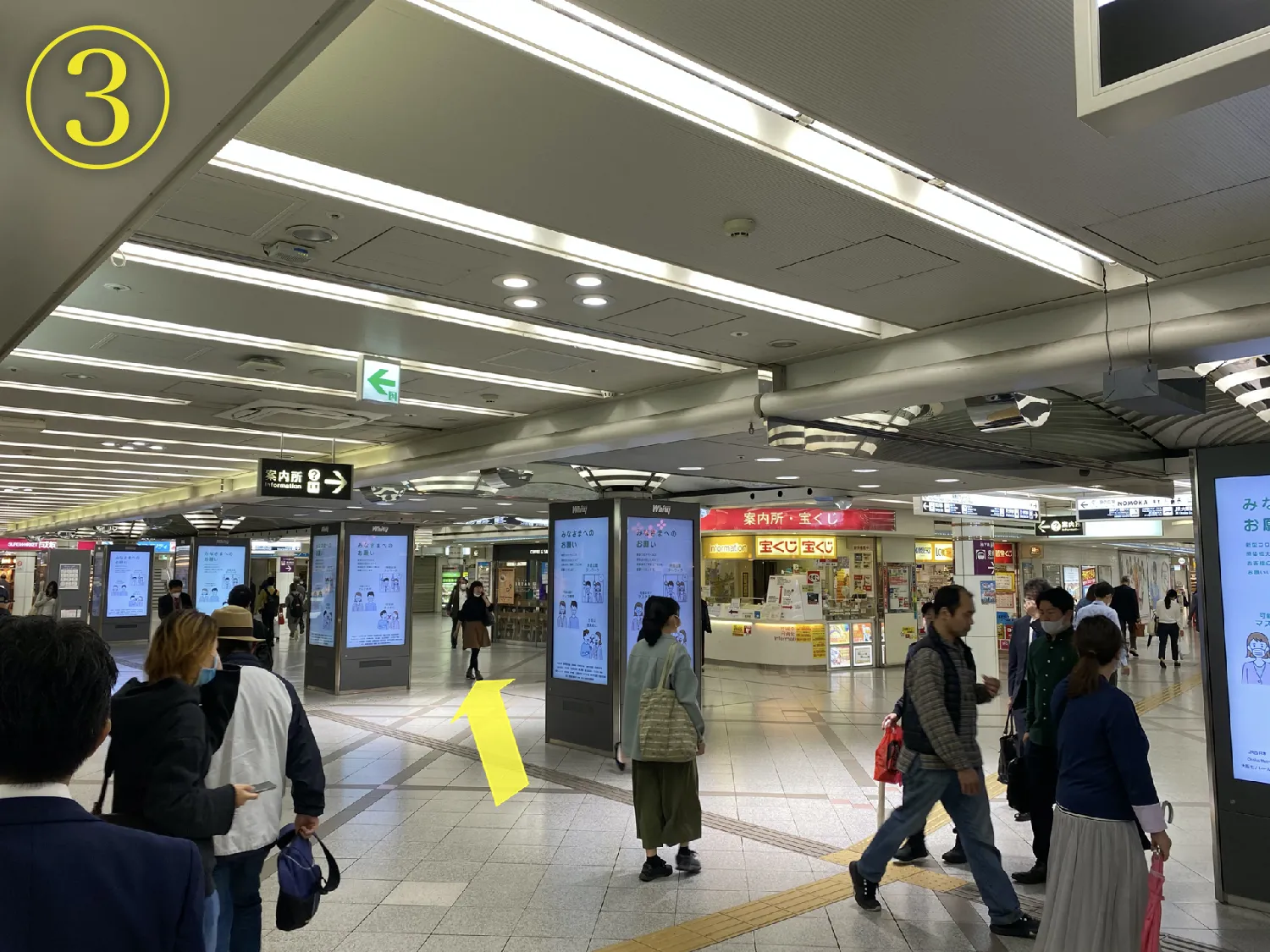 宝くじ売り場の左手の方向に進んでください。